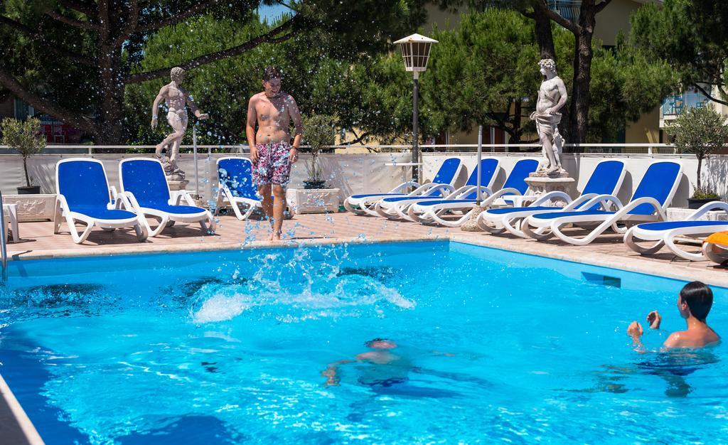 Hotel Trevi Lido di Jesolo Exterior foto